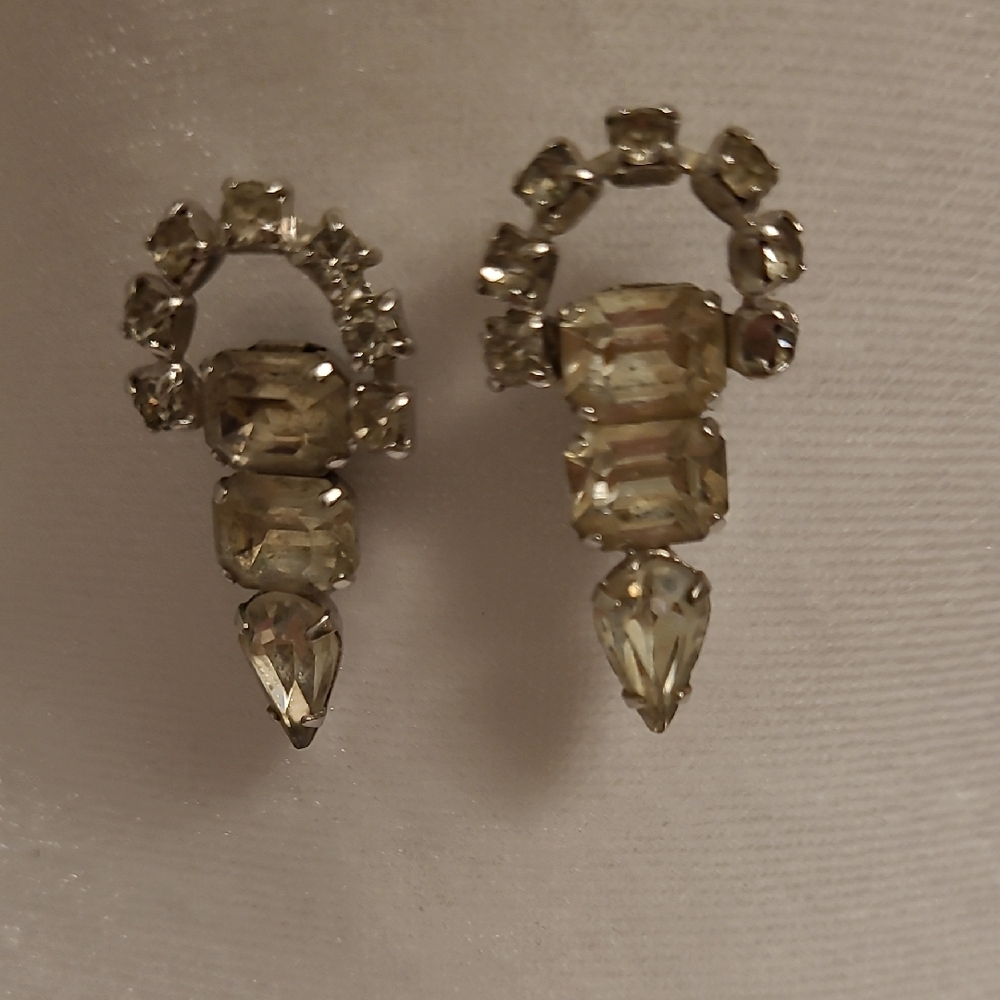 Elegant Silver Crystal Earrings with Teardrop Design